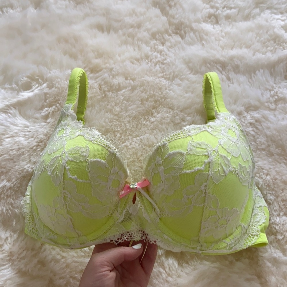 Victoria secret 32DD bra